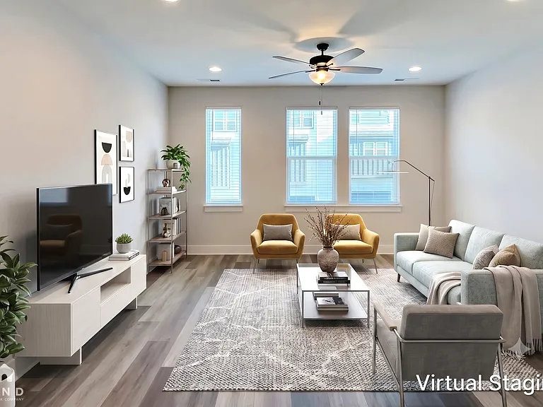 586 W End Dr — Photo 2