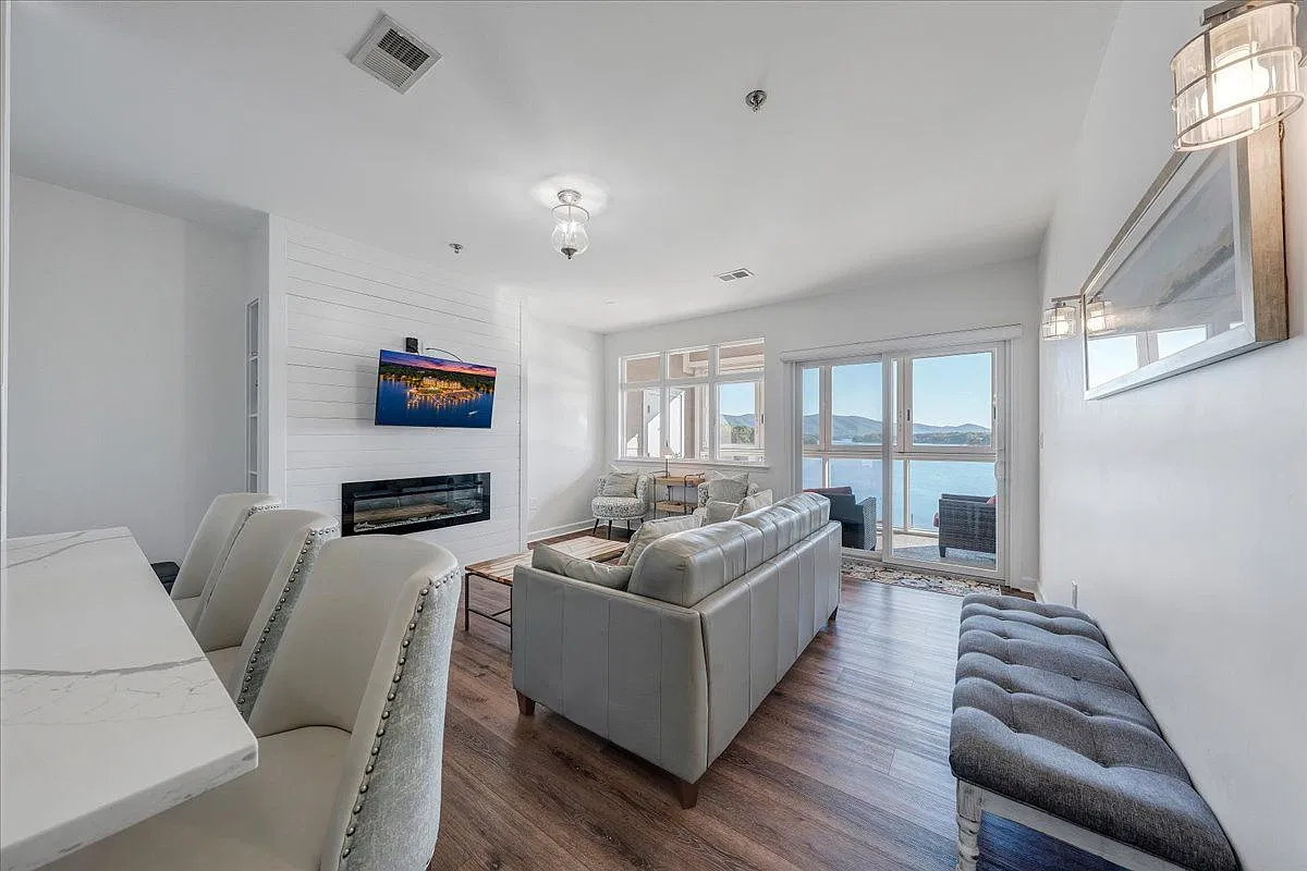 2 bed, 2.0 bath, 1070 sqft, $2,350 — Photo 3