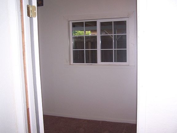 Smaller back room perfect for a office or kids bedroom