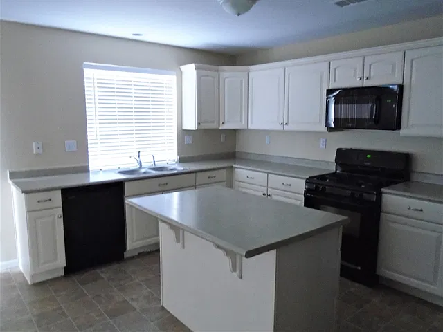 4 bed, 2.5 bath, 2509 sqft, $3,420 — Photo 2