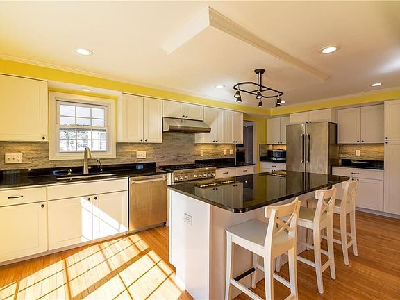 5th image of 672 Namquid Dr
