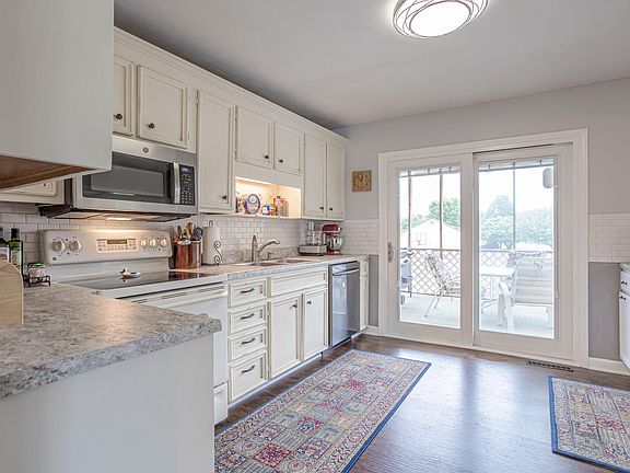3rd image of 7303 Shadwell Dr