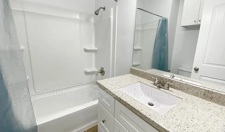 1006 Cedar St — Photo 4