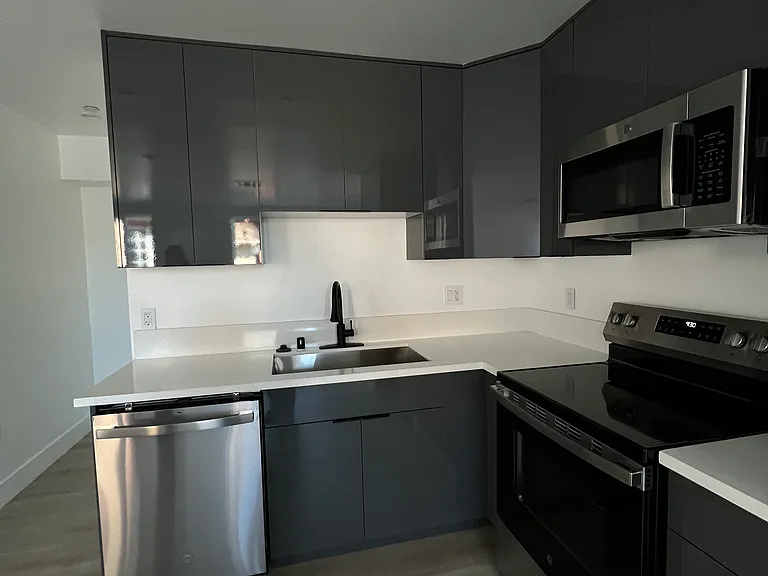W 45th St — Photo 31