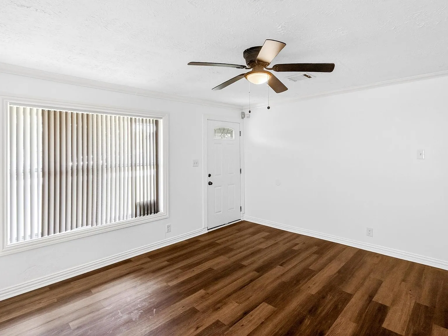 3 bed, 1.0 bath, 1080 sqft, $1,500 — Photo 2