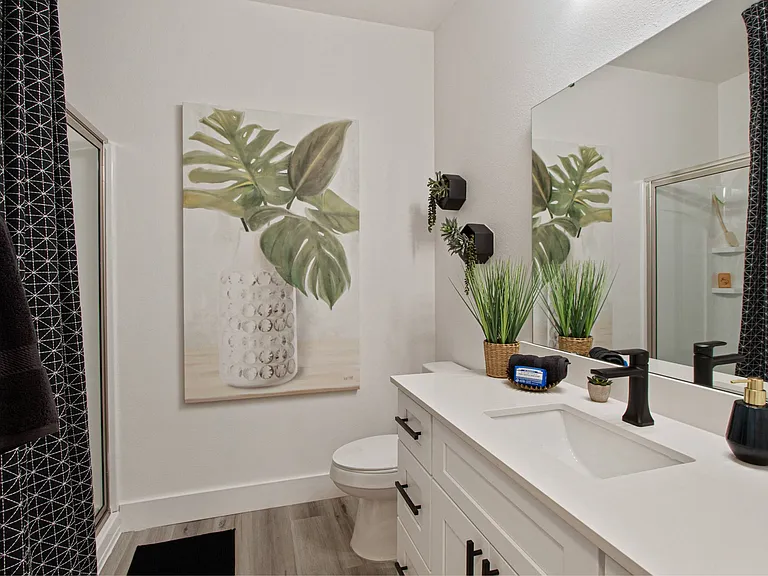 1000 West, Charleston, SC, Bathroom