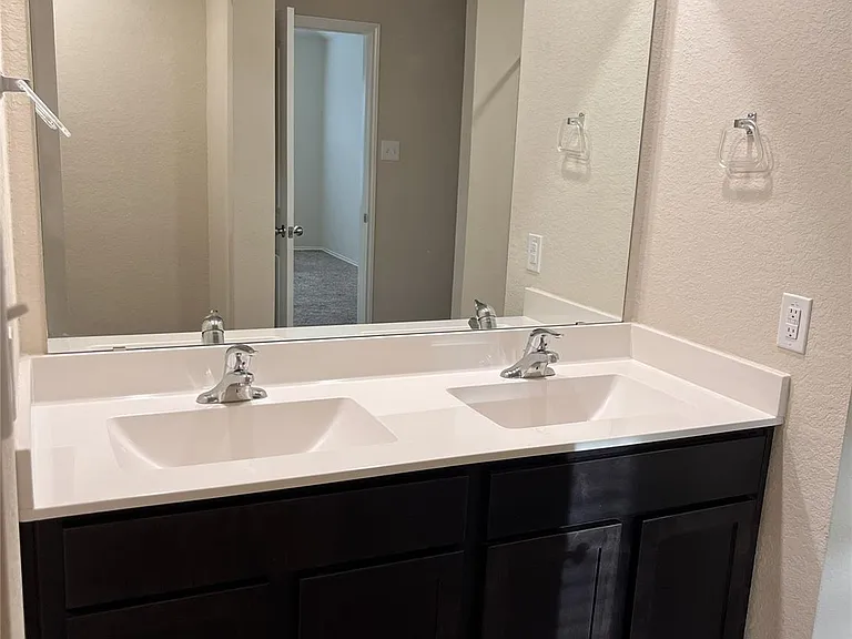 312 Comal Dr — Photo 23