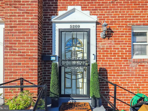 5209 Deal Dr, Oxon Hill, MD 20745