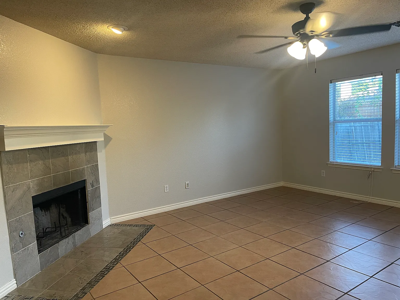 4 bed, 2.5 bath, 2102 sqft, $2,395 — Photo 4