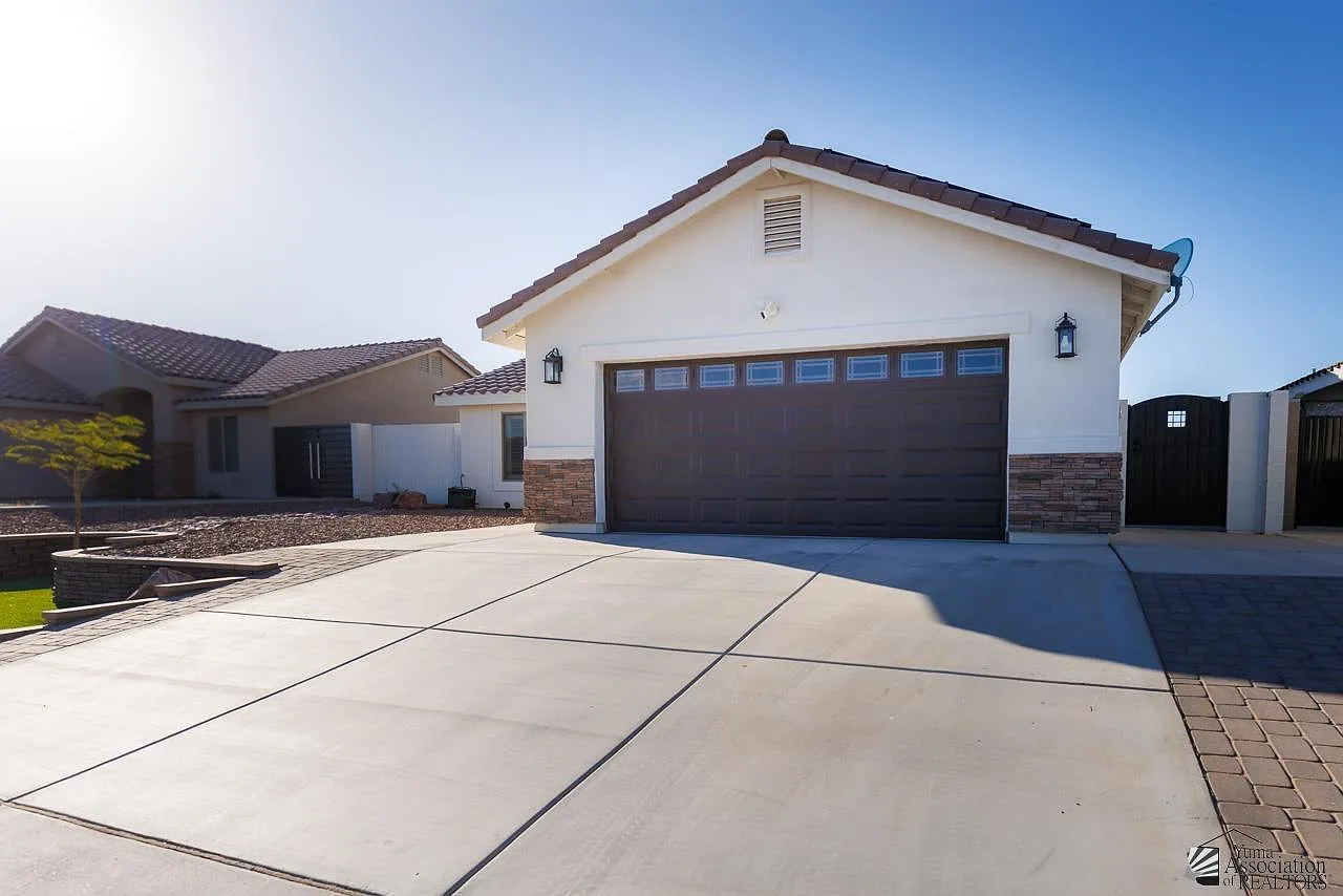 3 bed, 2.0 bath, 1304 sqft, $2,400 — Photo 3