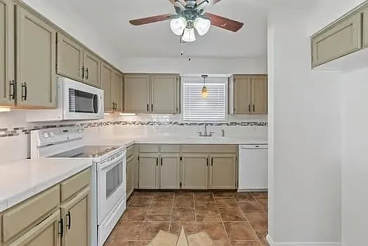 4402 Squaw Pass Ct — Photo 11
