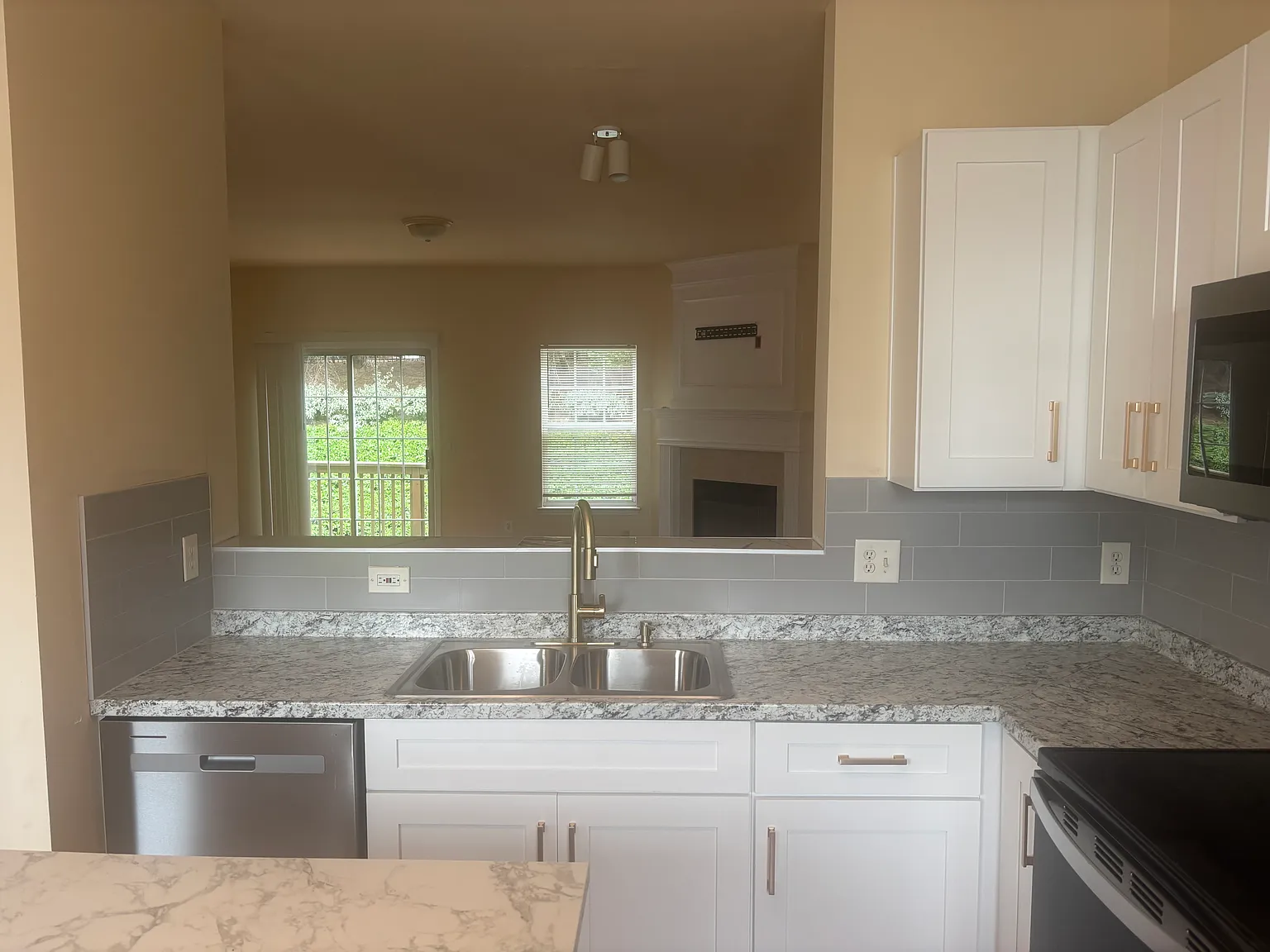 4 bed, 3.5 bath, 1400 sqft, $2,400 — Photo 4
