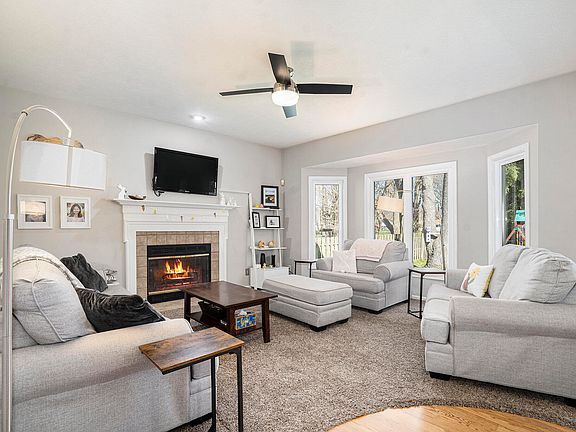 2nd image of 210 Parkland Ter