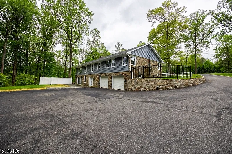 4 bed, 3.0 bath, $6,500 — Photo 2