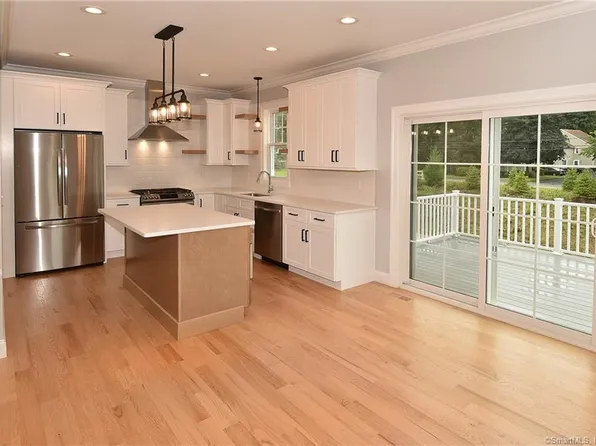 7 Oakwood Circle Circle, Plainville, CT 06062