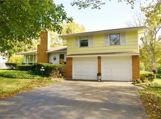 97 Highledge Dr, Penfield, NY 14526