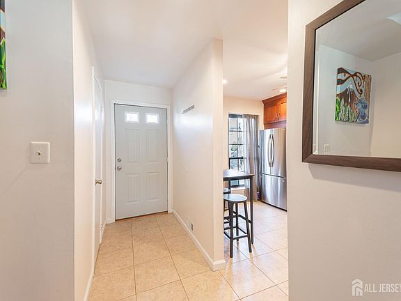 4th image of 220 Hampshire Ct