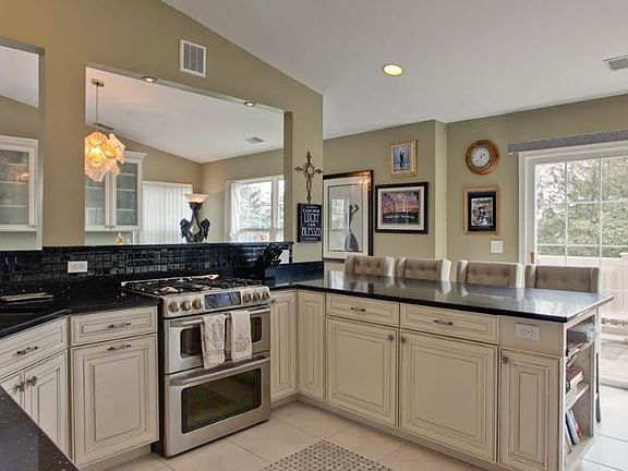 5th image of 601 Saddlebrook Ln