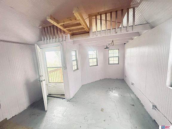 4th image of 2044 Lilac Rd