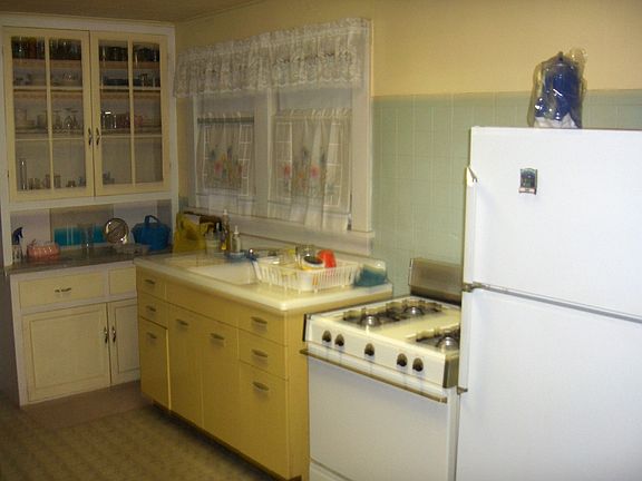 3rd image of 1837 Fernwood Rd
