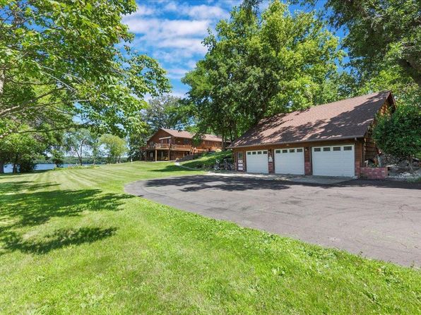1122 S Andrew Dr NE, New London, MN 56273