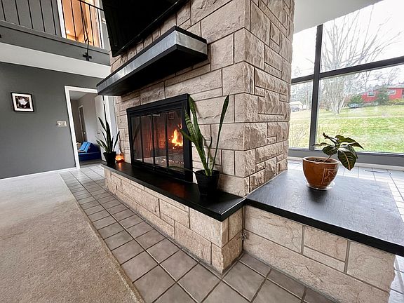 5th image of 957 Simon Ln