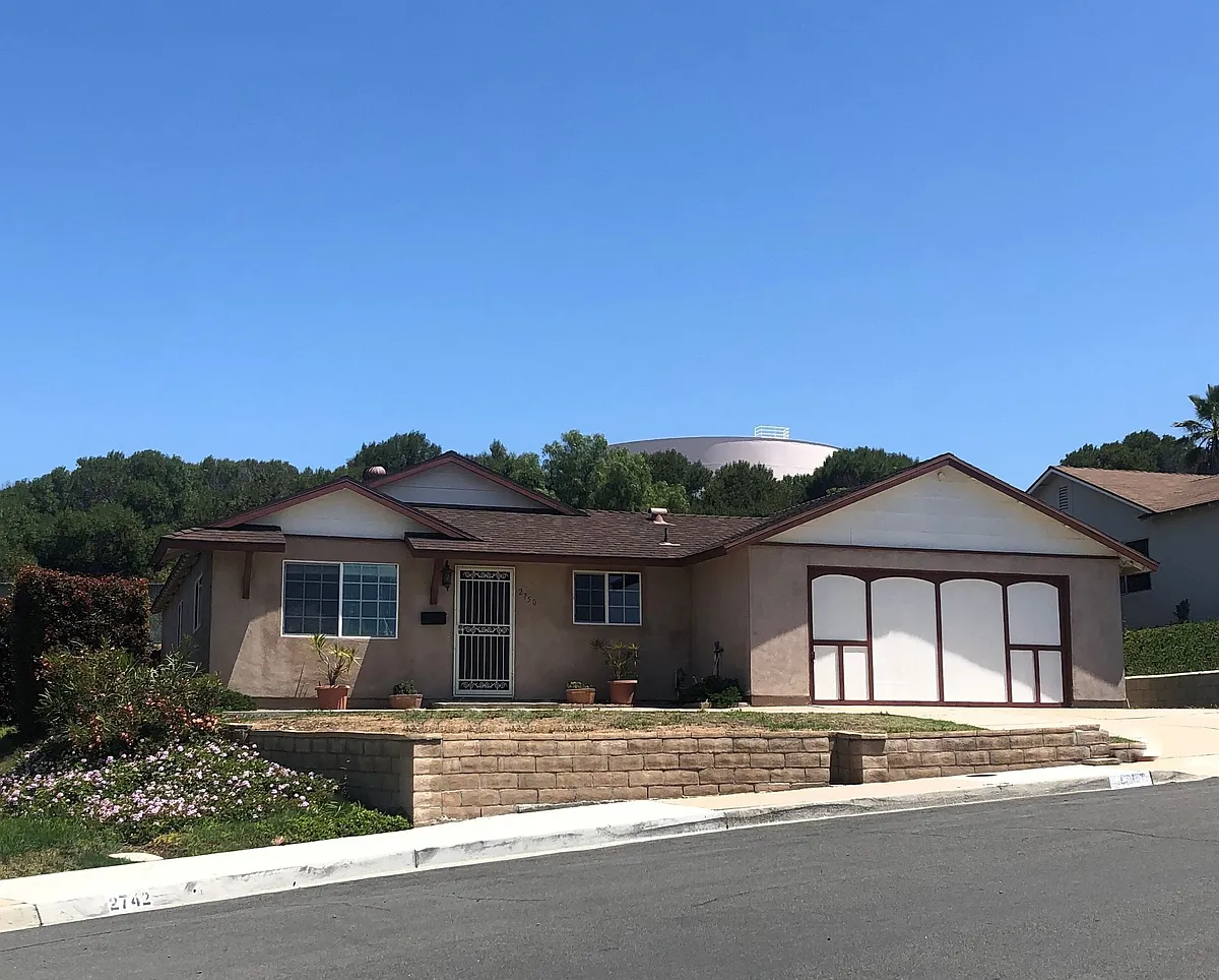 Building Photo - 2750 Dahlia Ave