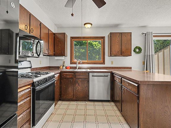 4th image of 293 River Woods Ln