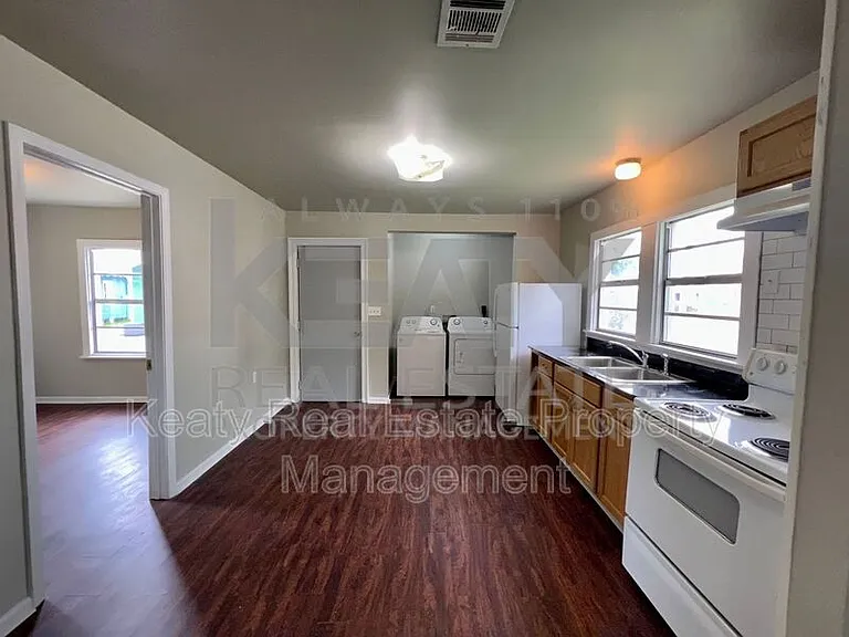327 Stewart St — Photo 3