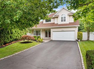 18 Hyacinth Ct, Melville, NY 11747