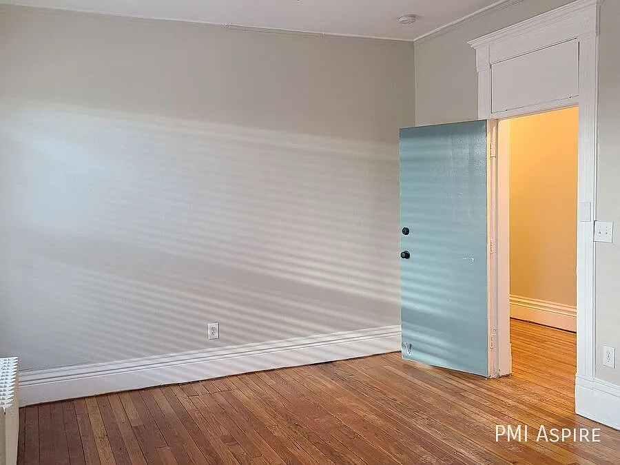 Fantastic 1 Bed, 1 Bath Apartment in Bird's Boardinghouse from the 1880's! — Photo 3