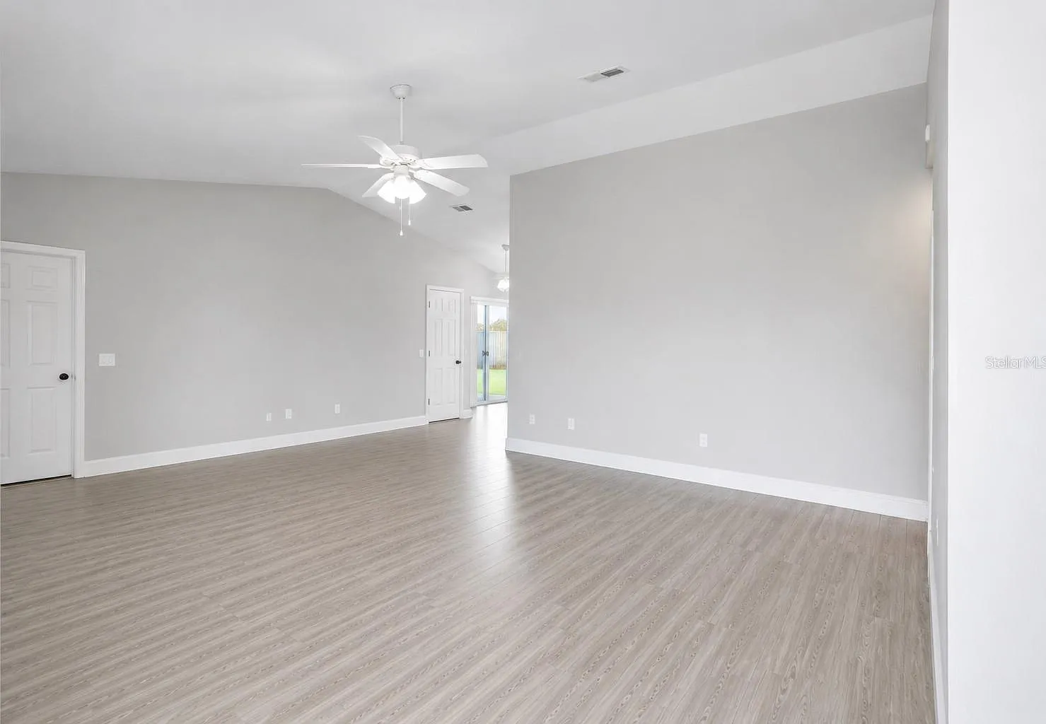 3 bed, 2.0 bath, 1186 sqft, $1,800 — Photo 3