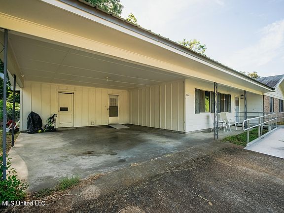 3rd image of 2044 Country Club Dr