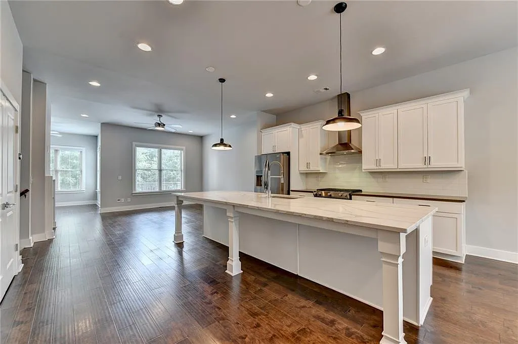 3 bed, 3.5 bath, 2088 sqft, $4,250 — Photo 3