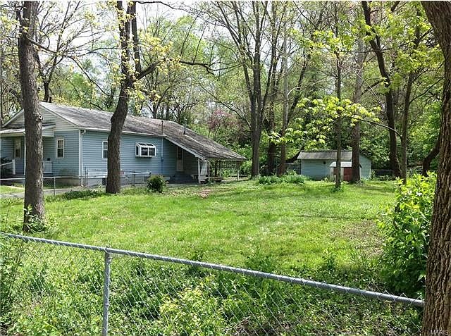 Side fenced yard is included in this sale.