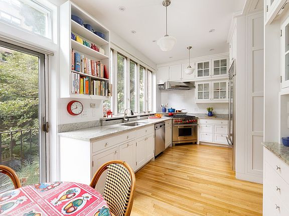 4th image of 412 W 20th St