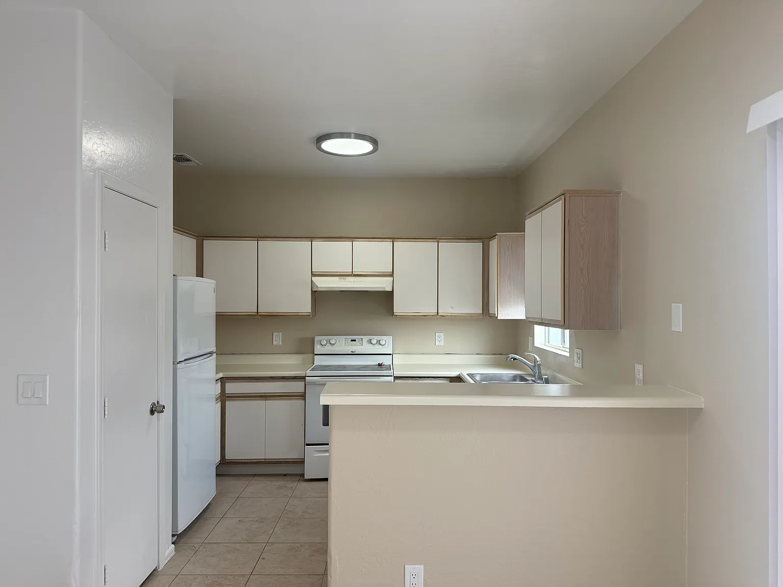3 bed, 2.5 bath, 1250 sqft, $1,800 — Photo 2