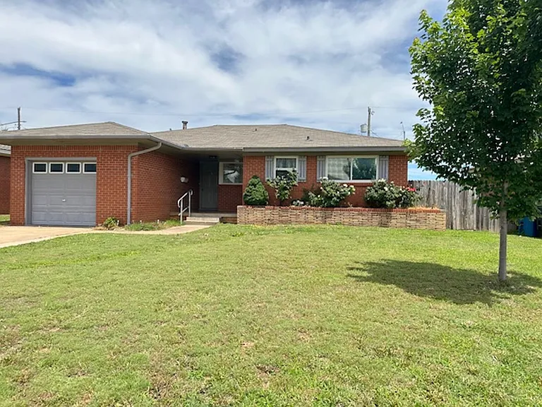 817 E Carroll Ln — Photo 1