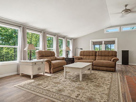 4th image of 2053 Crestmont Dr