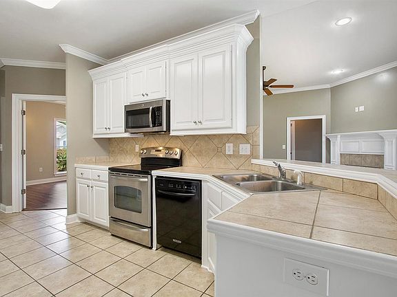 2nd image of 402 Old Town Cir