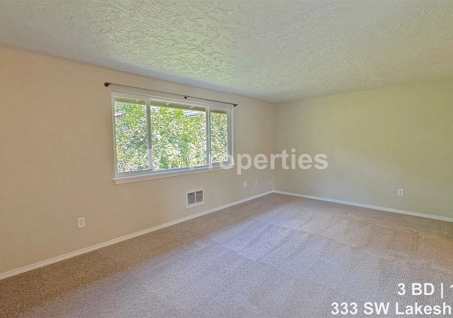 Freshly Updated 3 BD | 1.5 BA Unit - Downtown Estacada — Photo 4