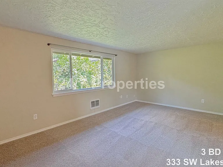 333 SW Lakeshore Dr — Photo 4