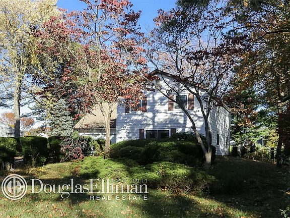 3rd image of 27 Crooked Pine Dr