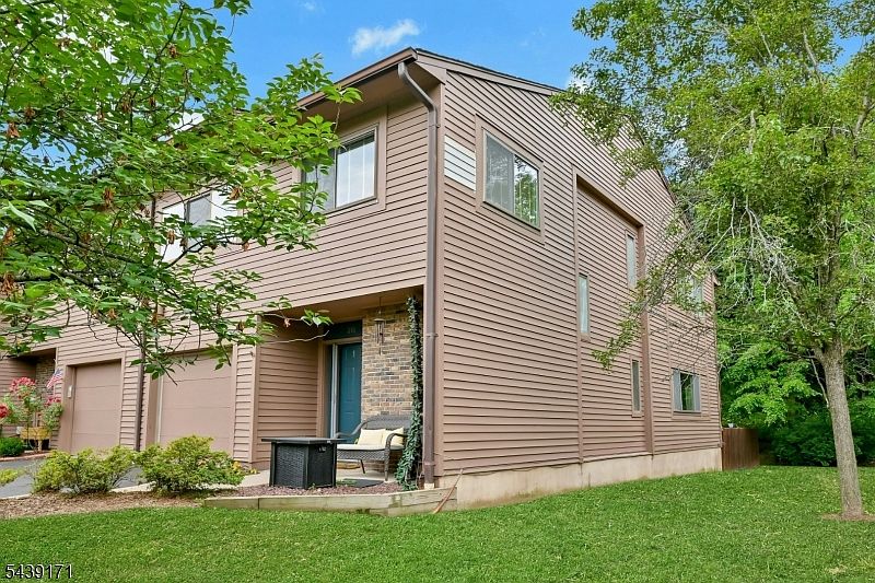 1st image of 211 Yorktowne Ct