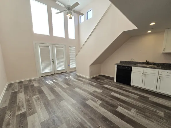 5111 Manett St APT 207, Dallas, TX 75206