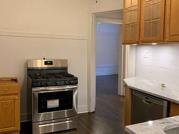 3rd image of 3851 N Lakewood Ave APT 2