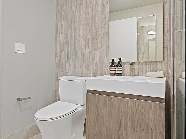 644 E 14th St #903 — Photo 15