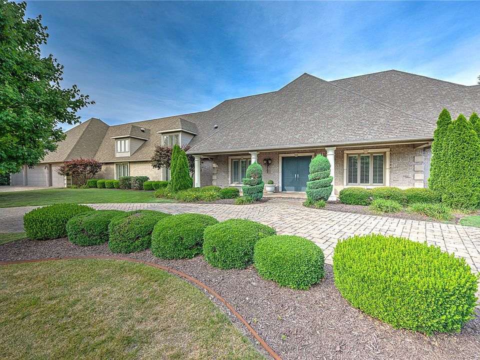 1st image of 27 W Oxford Dr