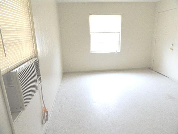 4th image of 52 N Beverly St
