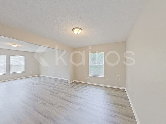 5th image of 21 Philmont Ln